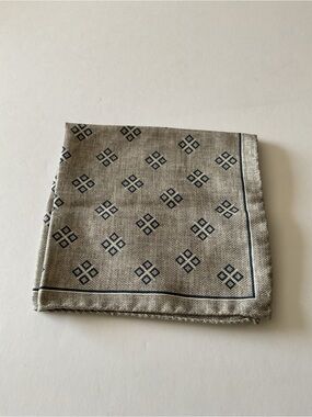 JACK VICTOR WOVEN SILK POCKET SQUARE MEDALLION PRINT GRAY with BLUE 12” NWOT